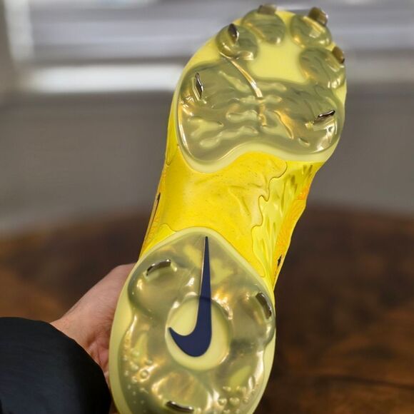 Athletic_Shoes